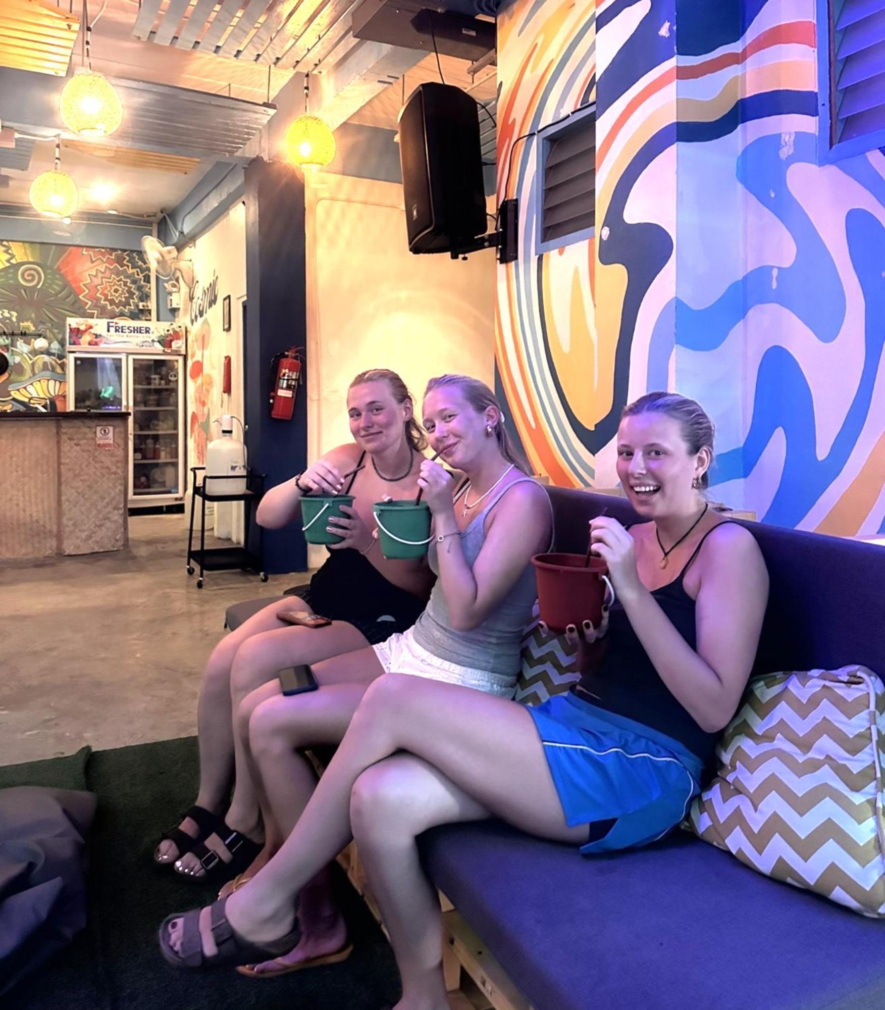 The Hangout Hostel Ao Nang エクステリア 写真